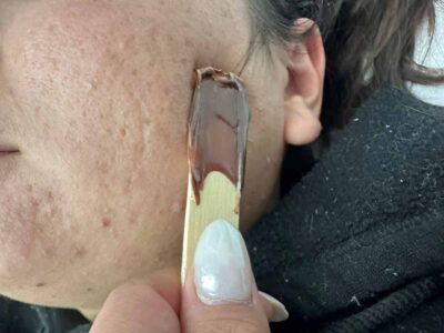 Spa en Guadalajara | ¿Es recomendable depilar la cara con cera? | depilacion de pomulos con cera para mujer